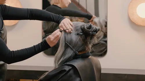 Haar-how-to: Verschönere natürliches weißes und graues Haar mit Schwarzkopf Igora Royal Silver Whithes