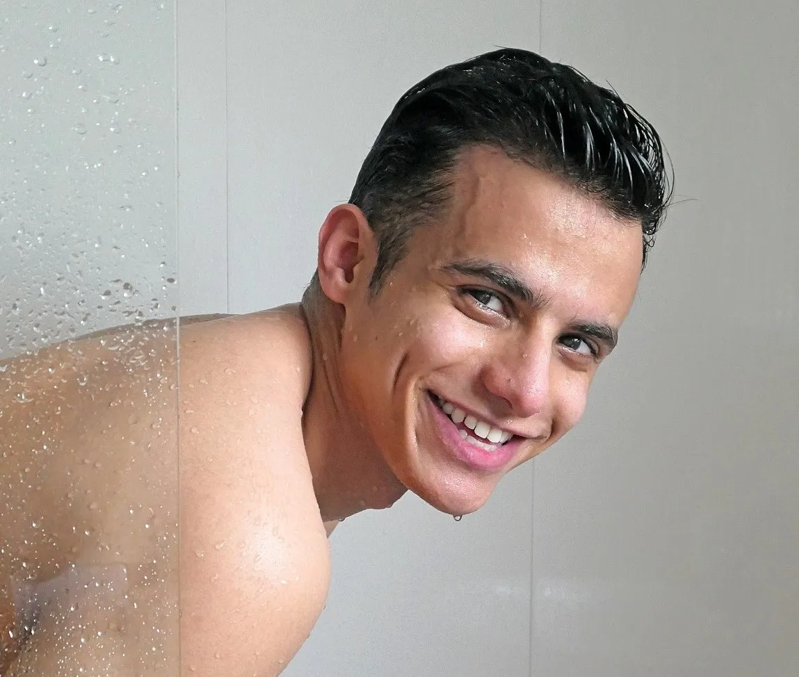 Mann in Dusche mit nassen Haaren