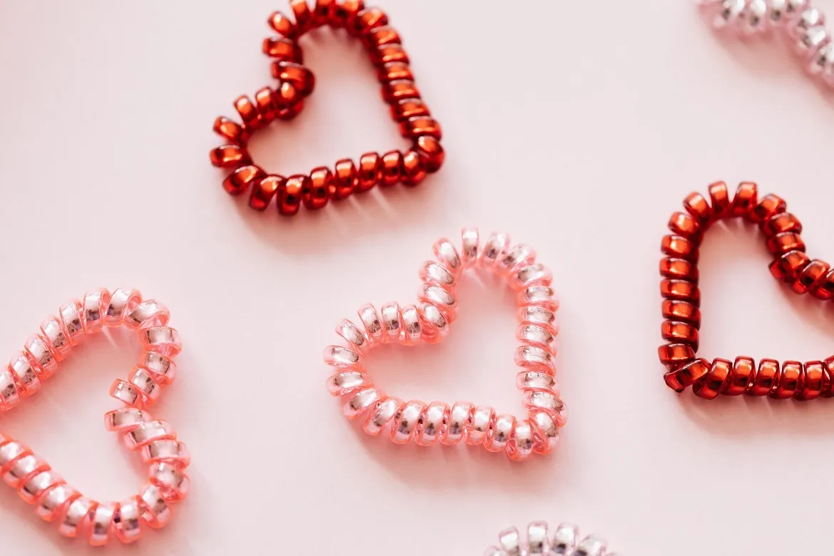 Spiralhaargummi in Form roter Herzen