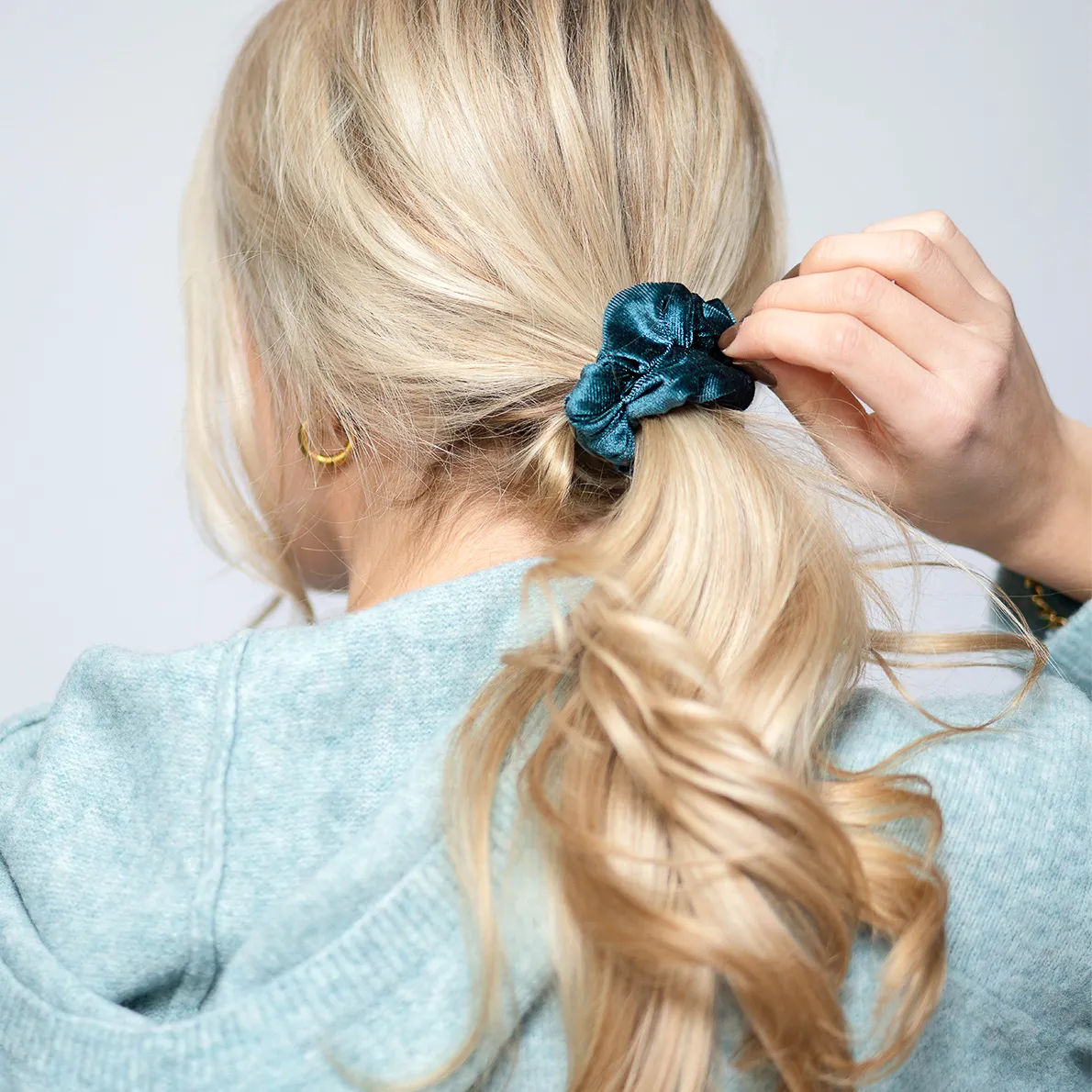 Frau mit türkisem Bellody Scrunchie