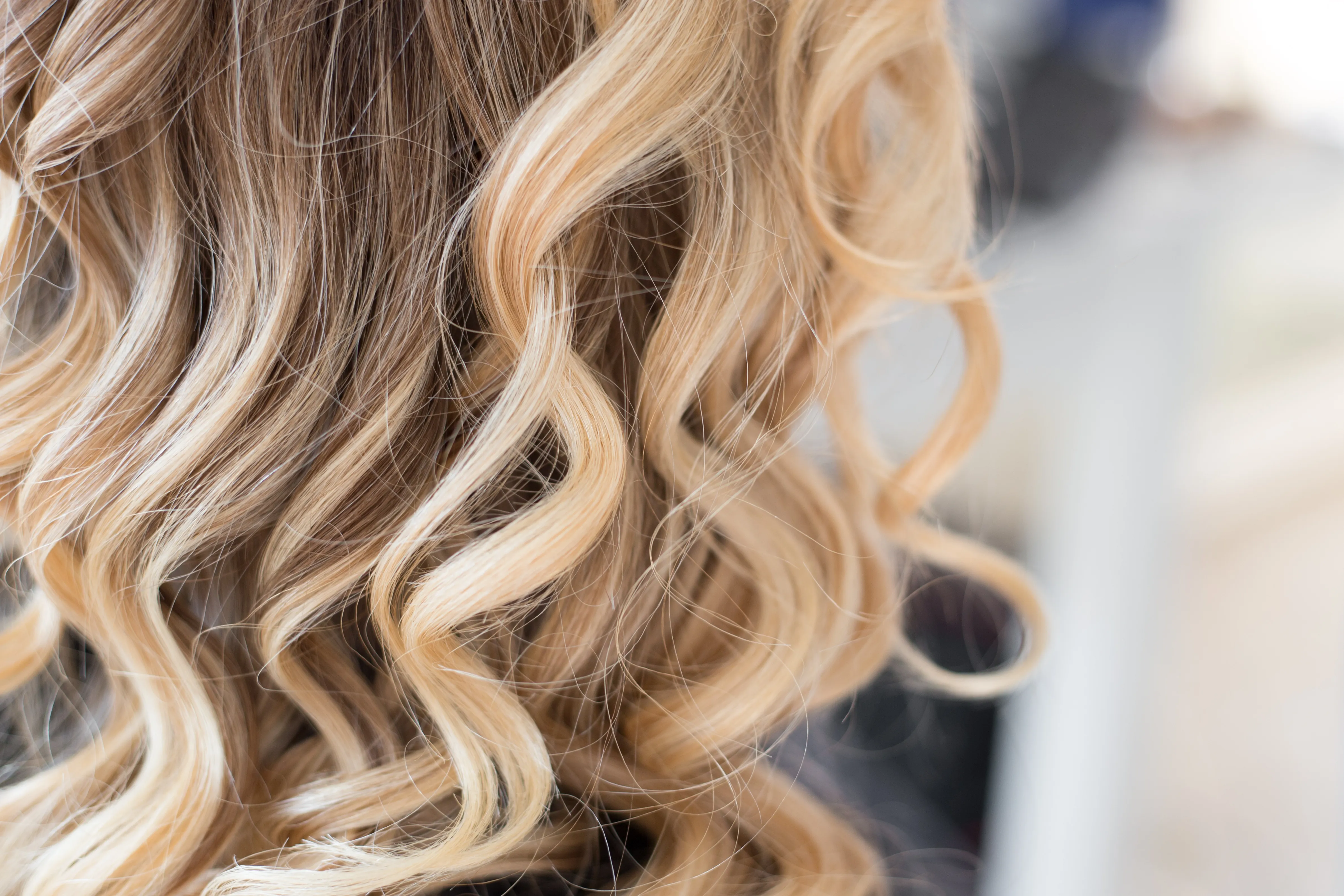Close-Up vpn Blondine mit großen Locken