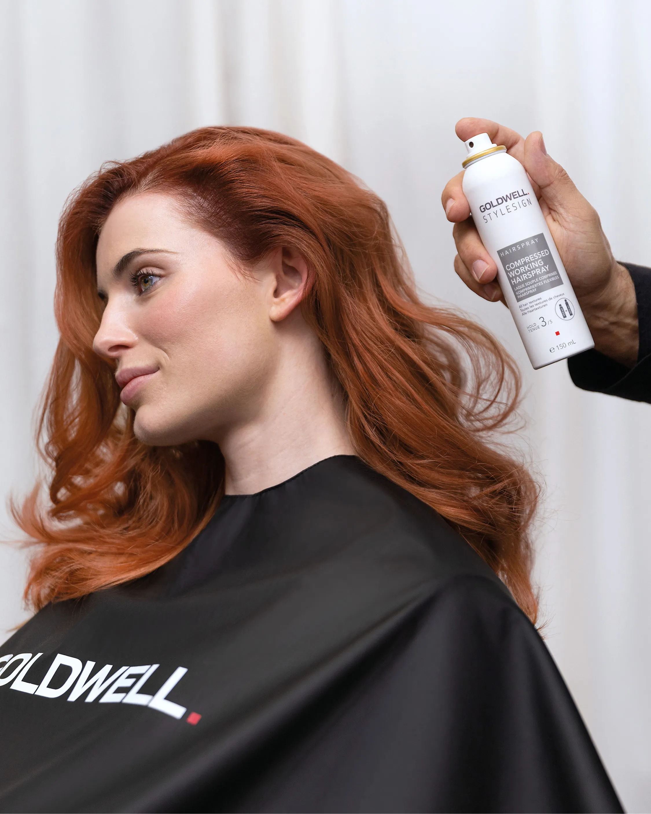 Rothaarige Frau mit Haarspray von Goldwell