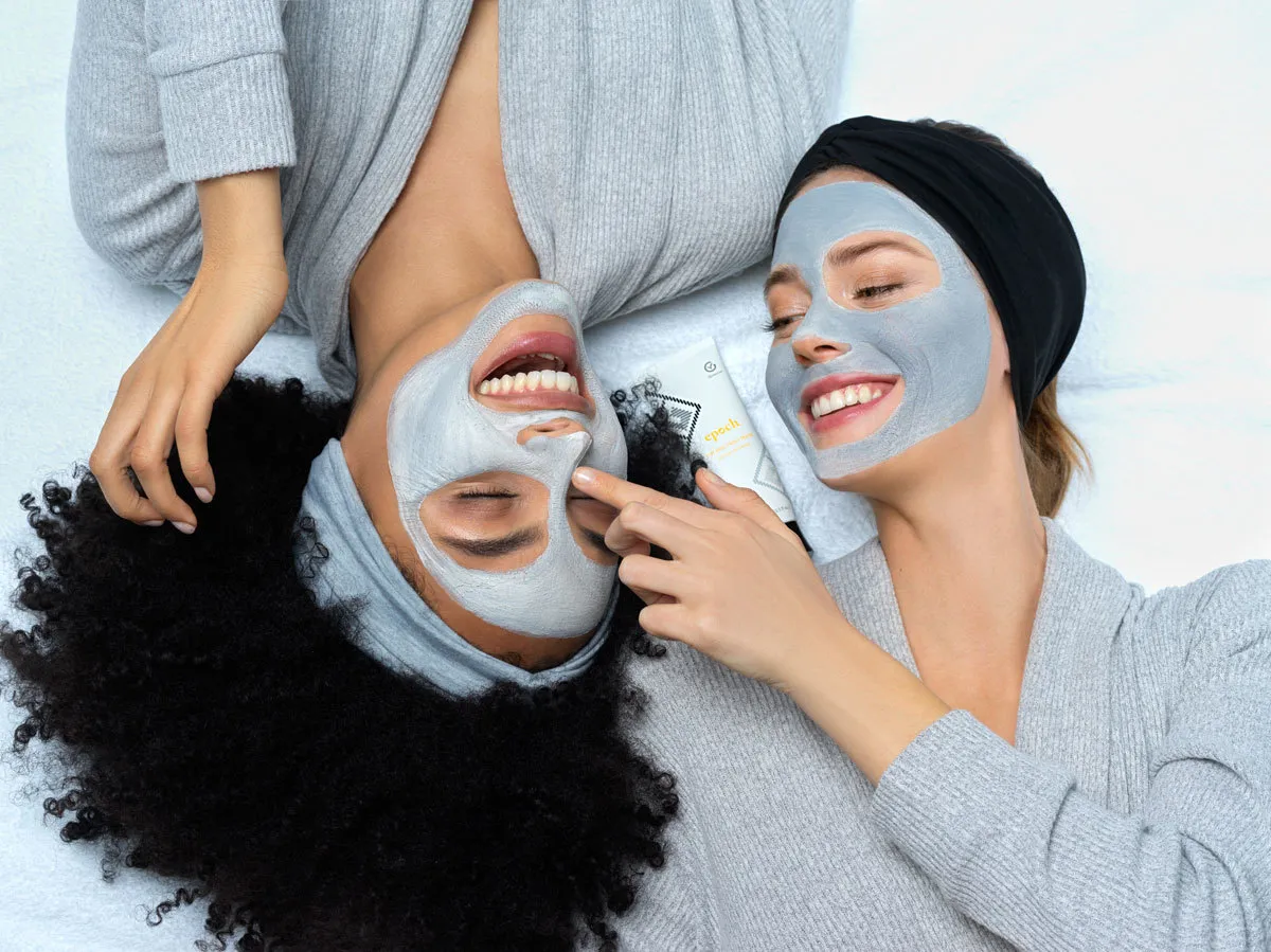 Zwei Frauen mit blauer Gesichtsmaske