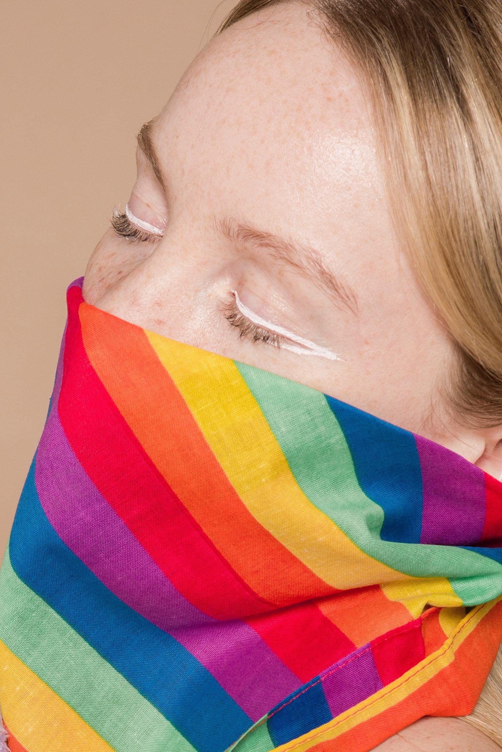 Frau mit weißem Eyeliner