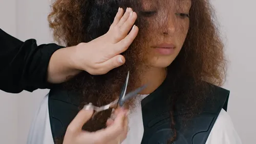 Beratung zu lockigem Haar und Haarschneide-Tutorial