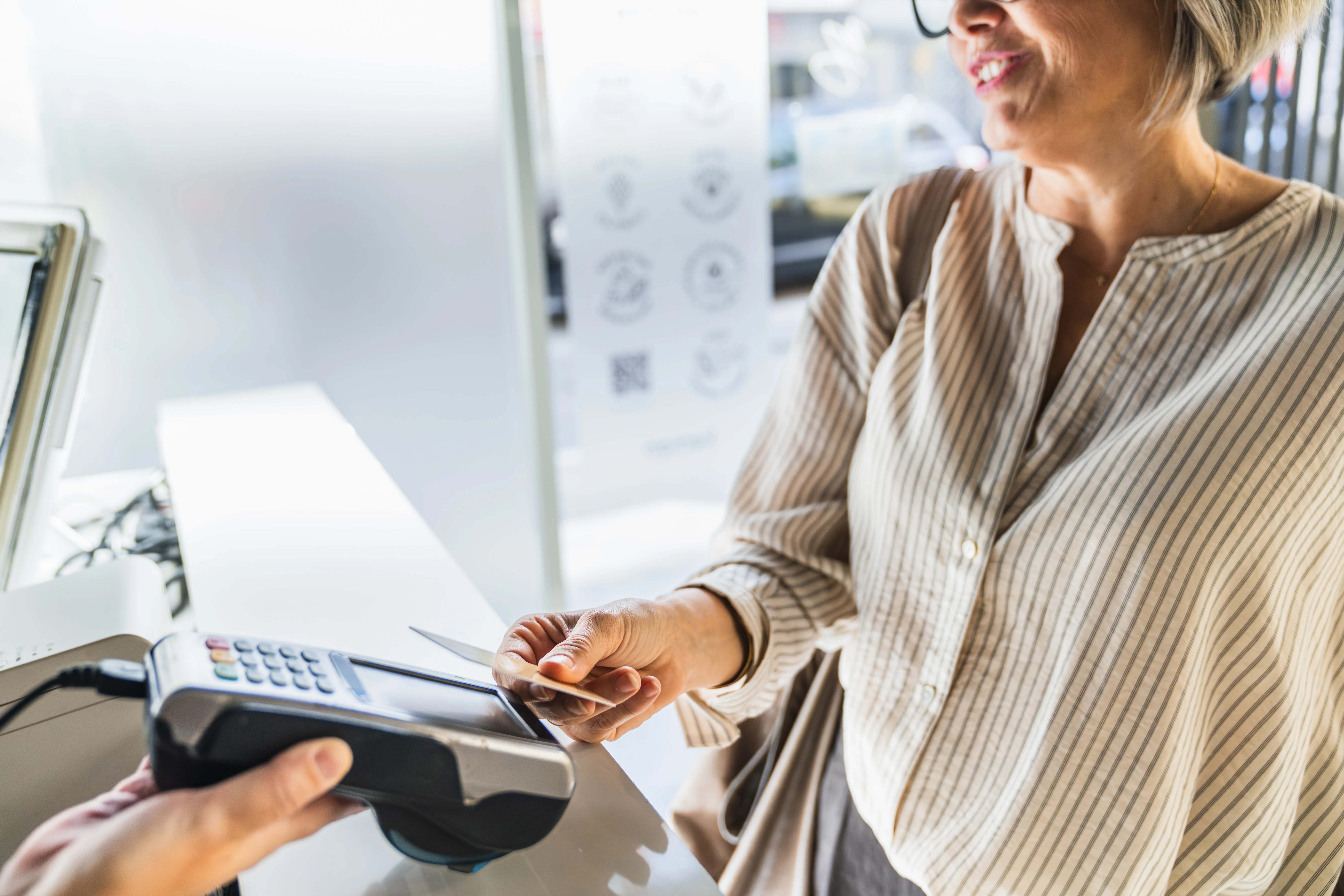 Frau bezahlt mit Kreditkarte