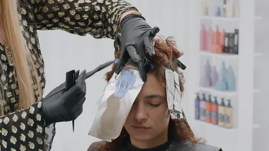 How-To: Cooles brünettes Haar mit kräftigen Highlights