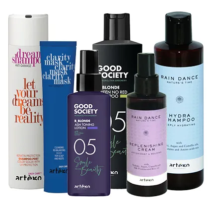 Mehrere Haarpflegeprodukte wie Shampoos, Masken und Lotionen in verschiedenen Flaschen