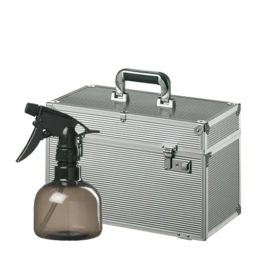 Ein Friseurkoffer und eine Sprühflasche
