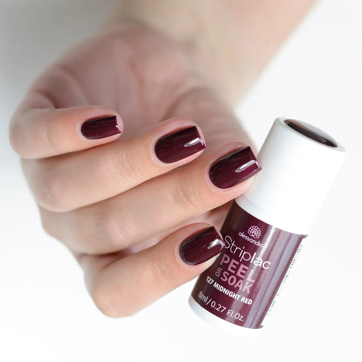 Frau mit roten Fingernägeln hält Alessandro Striplac