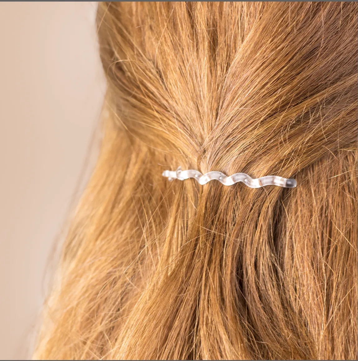 invisibobble Waver ins roten Haaren